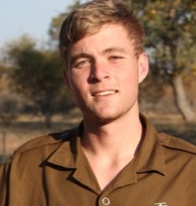 Tiaan is die regte jong man en boer om te help op die plaas.